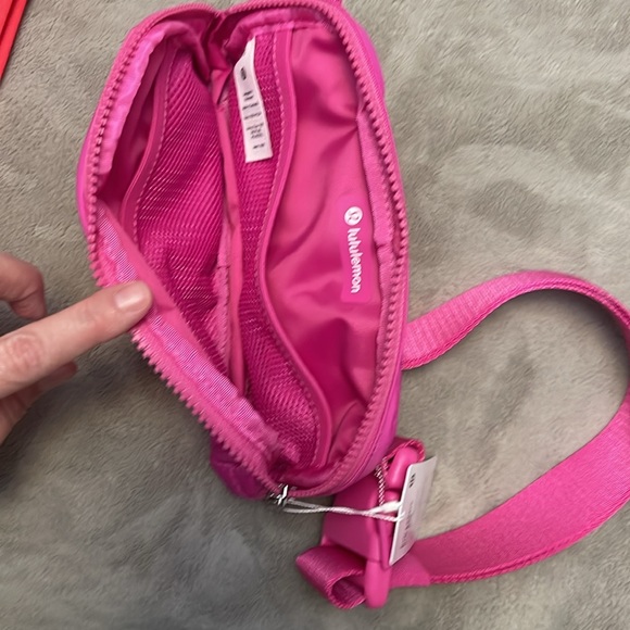 Lululemon everywhere belt bag NEW WITH TAGS..(includes a free bag ) 1L S… - Picture 5 of 7